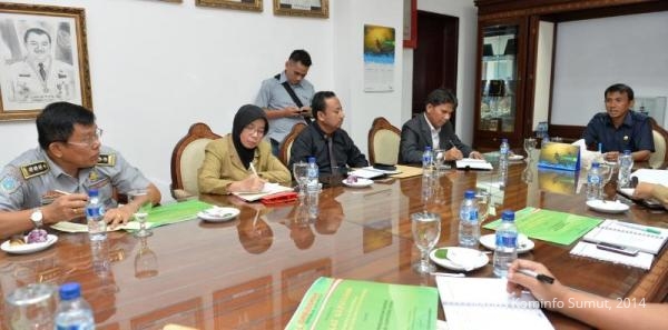 OMBUDSMAN SUMUT BERI SERTIFIKAT KEPATUHAN STANDAR LAYANAN PUBLIK KEPADA 7 SKPD SUMUT